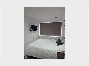 Roomgo UK - 2 Double Rooms Available – All Bills Included – Gillingham ME7, Gillingham - £525 pcm