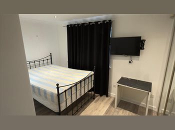 Roomgo UK - Double Room in Ealing Broadway, Ealing - £1,000 pcm