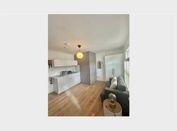 Roomgo UK - Large Studio Room + En-suite Zone 2, Brockley - £1,200 pcm