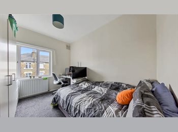 Roomgo UK - Bright furnished room, 5 mins from Hammersmith tube Station, Hammersmith - £900 pcm