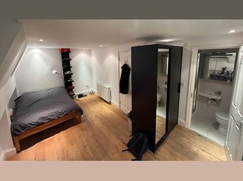 Roomgo UK - Large bright furnished room with private bathroom, Camden Town - £1,353 pcm