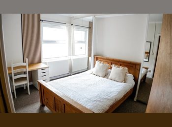 Roomgo UK - Recently renovated rooms | Bills included | City centre, Swansea - £525 pcm