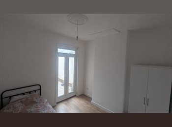 Roomgo UK - Double bed room, Tooting Broadway, Tooting - £800 pcm