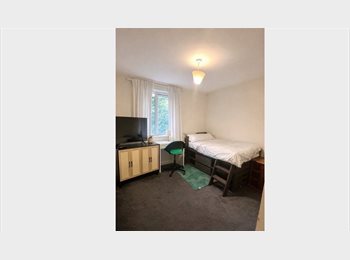 Roomgo UK -  Bright Room in a Friendly Flat – Free Parking Included , Norbury - £790 pcm