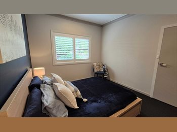 Roomgo AU - Beautiful, spacious bedroom with your own private bathroom and living room., Miranda - $450 pw
