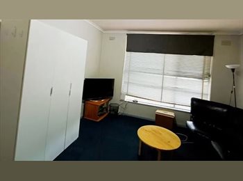 Roomgo AU - Large Sunlit Private Room near Caufield station – Furnished!, Kew - $250 pw