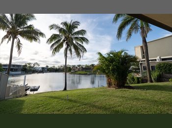 Roomgo AU - Palm Springs Waterfront Retreat, Gold Coast - $650 pw