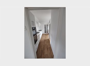 Roomgo AU - Spacious Master Bedroom for Couple – East Brisbane (Lease Transfer), Brisbane - $500 pw