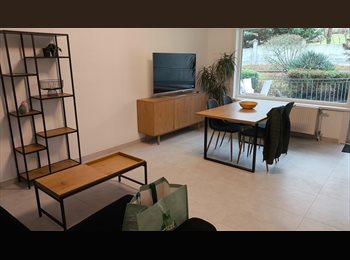 Appartager BE - Appartement lumineux complètement meublé et rénové avec parking et grande terrasse meublée, La Louvière - 525 € pm