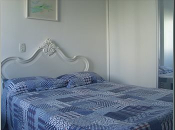 Roomgo BR - Suíte Praia da Barra, Itanhangá - R$ 2.500 Por mês