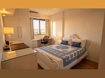 Roomgo BR - Suíte Praia da Barra, Itanhangá - R$ 2.800 Por mês