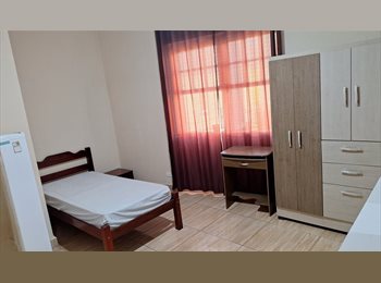 Roomgo BR - Suítes individuais p/ rapazes por $1.300,00 e $1.100,00 na Liberdade., Liberdade - R$ 1.300 Por mês