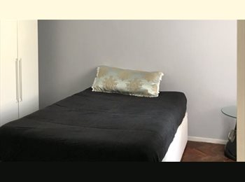 Roomgo BR - Quarto aconchegante! Quadrissema da Praia de Copacabana com garagem, Ipanema - R$ 1.900 Por mês