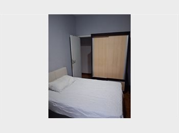 Roomgo BR - Quarto individual mobilhado, cama de casal e garagem nas laranjeiras!, Laranjeiras - R$ 2.000 Por mês