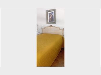 Roomgo BR - Quarto com cama de Casal confortável para uso individual  mobiliado, Ipanema - R$ 1.700 Por mês