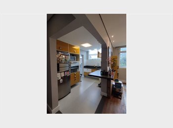 Roomgo BR - Suíte em apartamento moderno para quem ama cachorros. Vaga de garagem disponível., Vila Mariana - R$ 3.500 Por mês