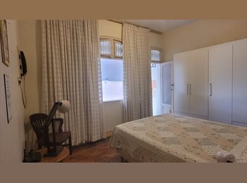 Roomgo BR - Quarto amplo com vista em Santa Teresa, Lapa - R$ 2.000 Por mês
