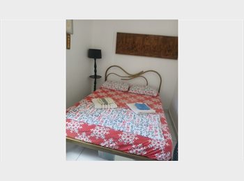 Roomgo BR - ALUGO QUARTO COM CAMA CASAL, TV HI-FI. COM ROUPAS DE CAMA E BANHO., Fortaleza - R$ 800 Por mês