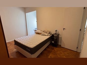 Roomgo BR - Quarto espaçoso com espaço grande para escritório, Laranjeiras - R$ 2.600 Por mês