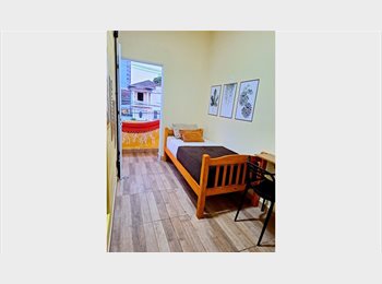 Roomgo BR - Belissimo Quarto Individual Masculino com Sacada, Santos - R$ 1.330 Por mês