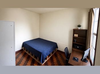 Roomgo BR - Quarto para alugar ( na Redenção), Porto Alegre - R$ 1.300 Por mês