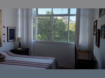 Roomgo BR - Quarto grande, janelao de frente com vista livre, 10° andar, Rua residencial, a pe para praia!, Copacabana - R$ 3.150 Por mês