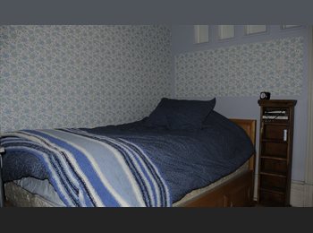 Roomgo CA - Bright, fully furnished room, central location, Montréal - $600 pcm