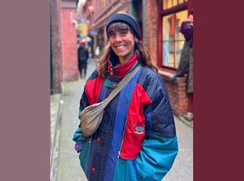 Roomgo CA - Laura - 34 - Vancouver