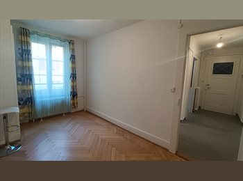 Roomgo CH - Disponible au 1er juin - Loue chambre dans appartement de charme entièrement rénové, au rdC, Lausanne - 1 190 CHF / Mois