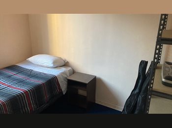 CompartoDepto CL - Pieza mediana frente a parque forestal, Santiago Centro - CH$300.000 por mes