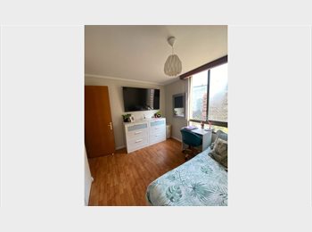 CompartoDepto CL - Arriendo pieza grande con baño privado - Las Condes, a un lado del metro Alcantara, Providencia - CH$500.000 por mes