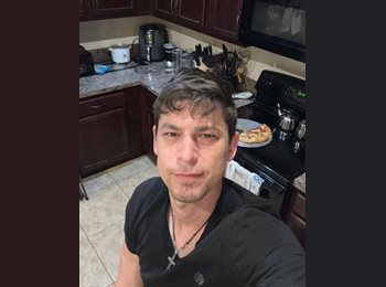 CompartoApto CO - Benjamin Ackerman  - 44 - Medellín