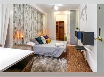 Roomgo ES - RH3-R11 ¡Habitación céntrica en Barcelona con servicio de limpieza en las zonas comunes!, Eixample - 1.050 € por mes