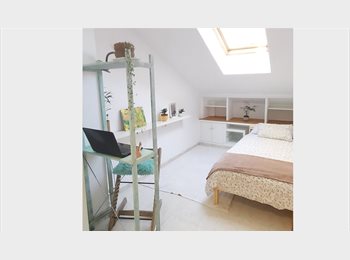 Roomgo ES - Habitación luminosa y tranquila en el centro de Málaga (solo chicas), Malaga - 350 € por mes