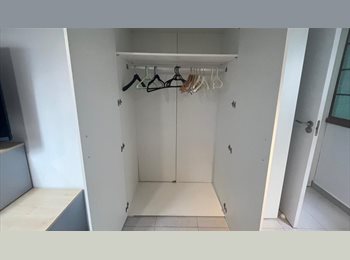 Roomgo ES - habitación amplia en buhardilla, Zona Sur - 450 € por mes