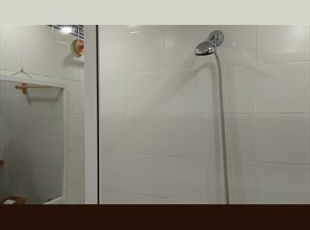Roomgo ES - Habitación blanca cortinas azules y parquet, Tres Cantos - 450 € por mes