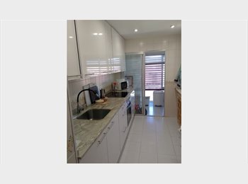 Roomgo ES - Habitación blanca con parquet y textil azul, Tres Cantos - 450 € por mes