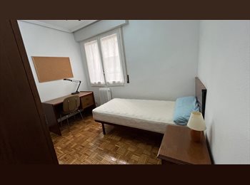Roomgo ES - Habitación para estudiantes en piso estudiantes, Pamplona - 320 € por mes