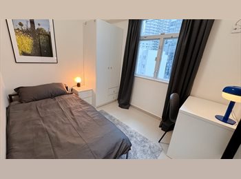 Roomgo HK - Snug and Comfortable room in Mid Levels, Sheung Wan - HKD9,900 pcm