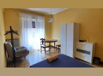 Roomgo IT - Double   room for si gle use central located, Piacenza - 450 € al mese