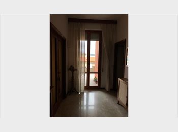 Roomgo IT - Camere di 20 mq in attico a 5 min dal centro!!!, Bagno a Ripoli - 350 € al mese