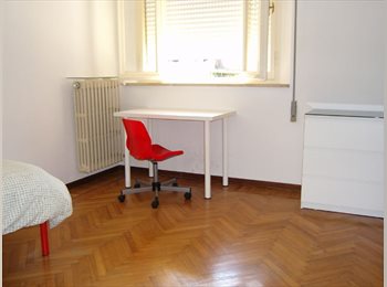 Roomgo IT - Stanza singola con letto matrimoniale e bagno riservato, Ferrara - 310 € al mese