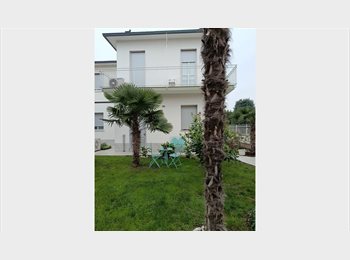 Roomgo IT - Divido appartamento in villetta con due camere singole, Settimo Milanese - 650 € al mese