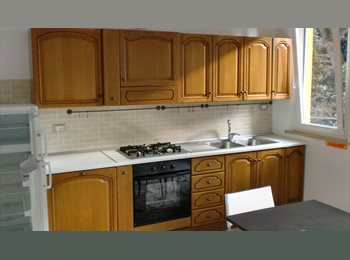 Roomgo IT - Appartamento arredato in condivisione, Iesi - 500 € al mese