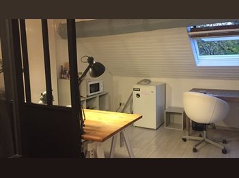 Appartager LU - Grande chambre avec salle de bains privative et espace repas, Esch-sur-Alzette - 800 € / Mois