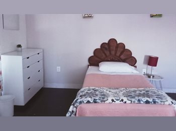 Roomgo MX - Sólo mujeres Profesionistas, hermosa y acogedora habitación, Zapopan - MX$5,200 por mes