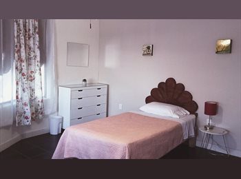 Roomgo MX - Sólo mujeres Profesionistas, hermosa y acogedora habitación, Zapopan - MX$5,000 por mes