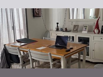 Roomgo MX - Comparto departamento con cuarto amueblado, Corregidora - MX$5,500 por mes