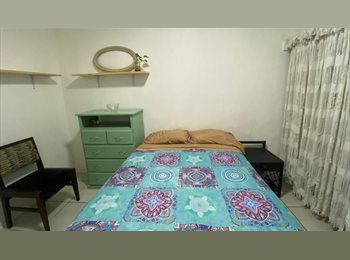 Roomgo MX - Habitación con baño privado y estacionamiento | Casa tranquila | Solo 3 cuartos , Tonalá - MX$4,260 por mes