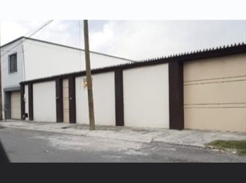 Roomgo MX - Bonita casa con excelente ubicación y muy amplía  al norte de saltillo, Saltillo - MX$20,000 por mes